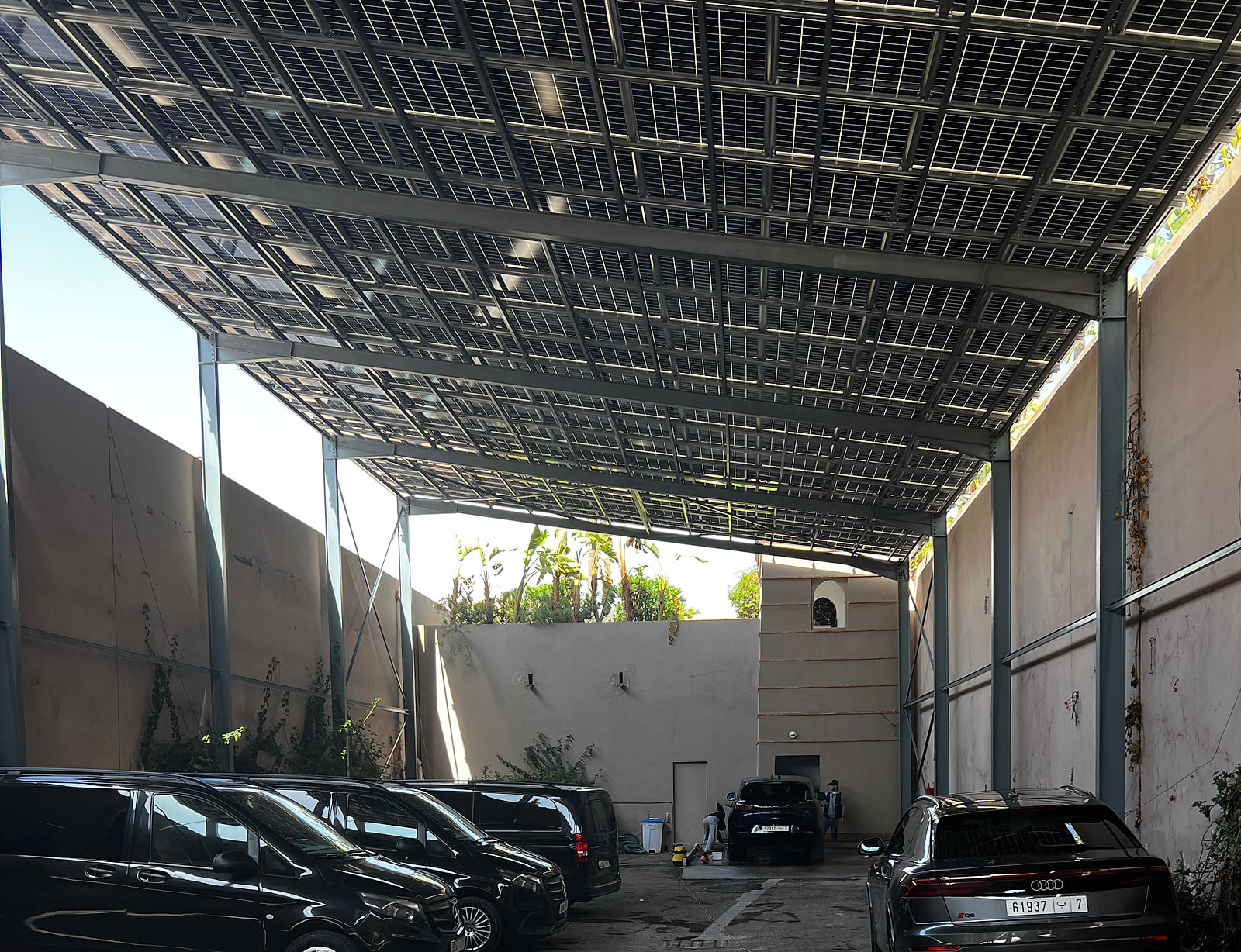 Parking solaire — ombrière photovoltaïque sur structure métallique