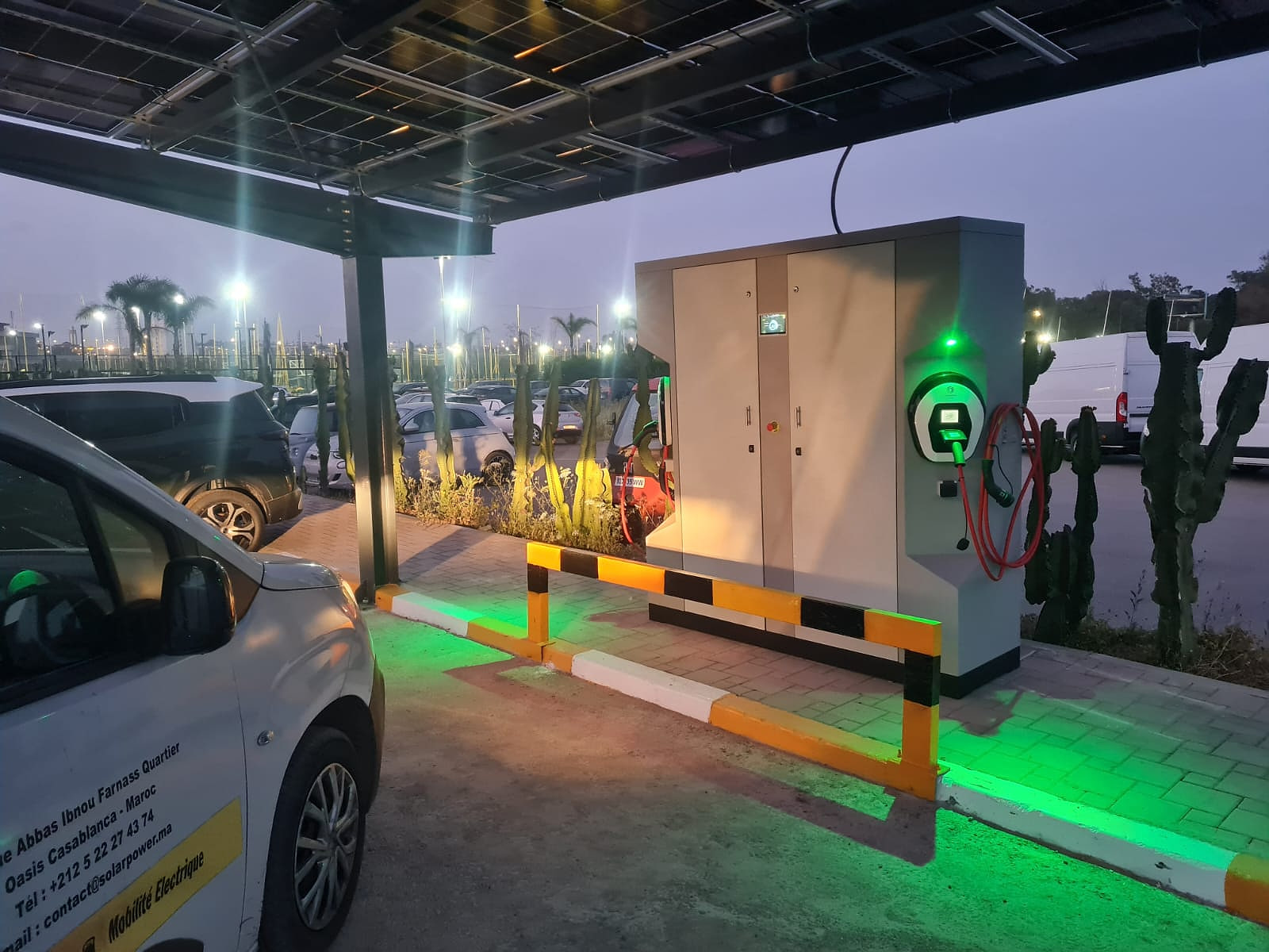 Ombrière solaire équipée d'une borne de recharge électrique