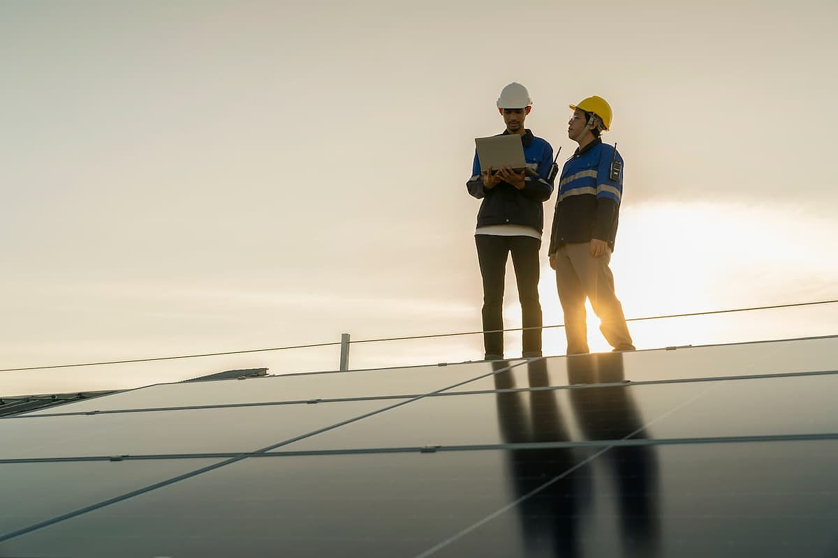 Équipe technique GreenWise sur un site solaire